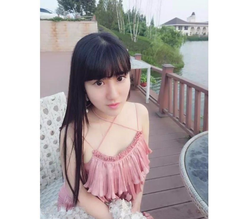 Ravissante jeunette asiatique escorte d’élite